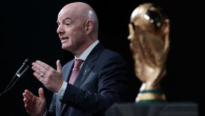Berdiri di samping Trofi Piala Dunia, Presiden FIFA, Gianni Infantino, menyampaikan pidato pada pertemuan musim dingin Konferensi Walikota AS pada 29 Januari 2026 di Washington, DC. Infantino mempromosikan Piala Dunia 2026, yang akan diselenggarakan bersama oleh Amerika Serikat, Kanada, dan Meksiko, menyoroti potensi manfaatnya bagi kota dan komunitas tuan rumah. (Alex Wong/Getty Images via AFP)