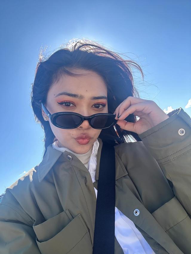 7 Potret Isyana Sarasvati dan Afgan di Jepang, Seru Main Bareng Doraemon