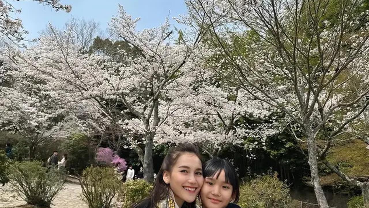 7 Potret Ayu Ting Ting Berburu Sakura di Jepang, Ajak Keluarga Besar