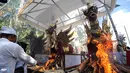 Prosesi pembakaran sarkofagus dalam bentuk kerbau. (AFP/Sonny Tumbelaka/wwn)