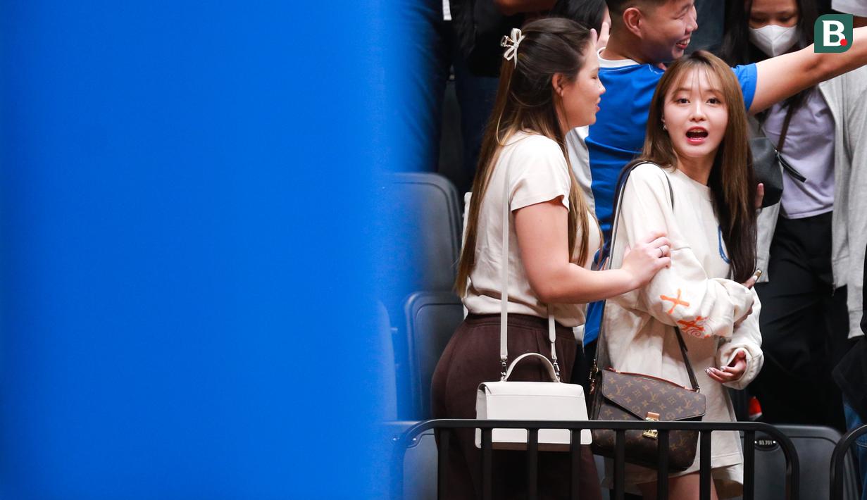 Kekasih Vincent Kosasih, Nita Vior yang juga seorang atlet E-Sport berjalan meninggalkan tribun setelah laga pembuka Indonesia International Basketball Invitational di Indonesia Arena, Senayan, Jakarta, Rabu (02/08/2023). (Bola.com/Bagaskara Lazuardi)