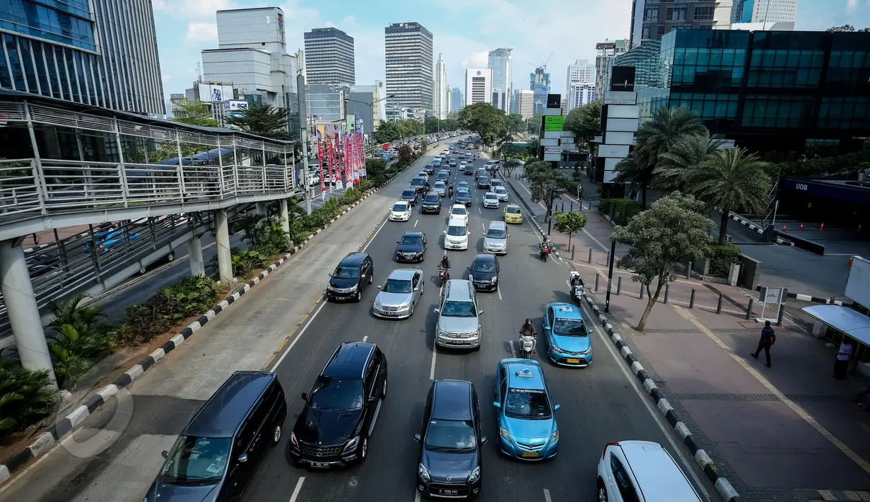 Sejumlah kendaraan melewati Jalan MH Thamrin, Jakarta, Kamis (4/6/2015). Dari data yang dilansir BPS, sejak 3 tahun yang lalu, kecepatan berkendara di Jakarta pada jam-jam sibuk hanya berkisar 5 km per jam. (Liputan6.com/Faizal Fanani)