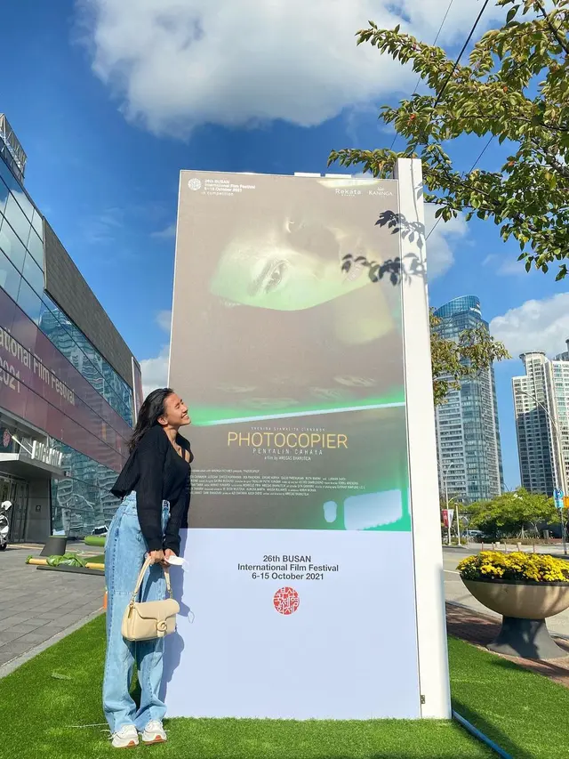 6 Potret Shenina Cinnamon di Busan, Akan Hadiri World Premiere Penyalin Cahaya