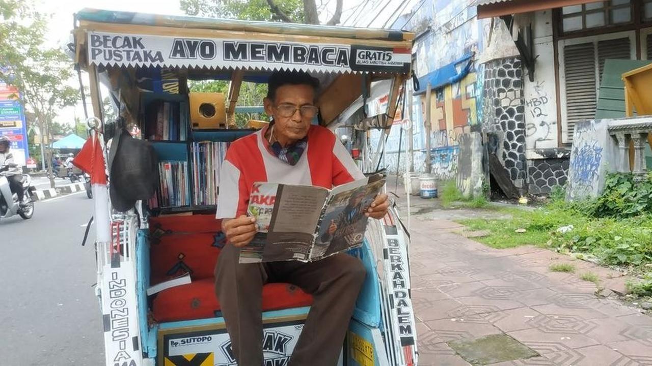 Kisah Kakek Pahlawan Literasi, Sulap Becaknya Jadi Perpustakaan Keliling