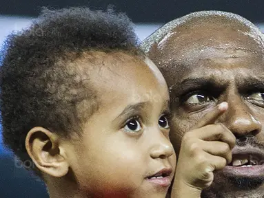 Kapten Persipura, Boaz Solossa, mengajak sang putri sebelum bertanding melawan Bhayangkara FC pada laga Liga 1 Indonesia di Stadion Patriot, Bekasi, Sabtu (9/9/2017). Bhayangkara FC menang 2-1 atas Persipura. (Bola.com/Vitalis Yogi Trisna)
