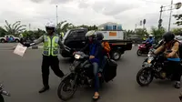 Petugas kepolisian memberhentikan pengendara motor saat Operasi Zebra Jaya 2017 di Daan Mogot, Jakarta, Selasa (7/11). Operasi Zebra yang digelar 1 November- 14 Desember 2017 tersebut secara serentak dilakukan se-Indonesia. (Liputan6.com/Johan Tallo)