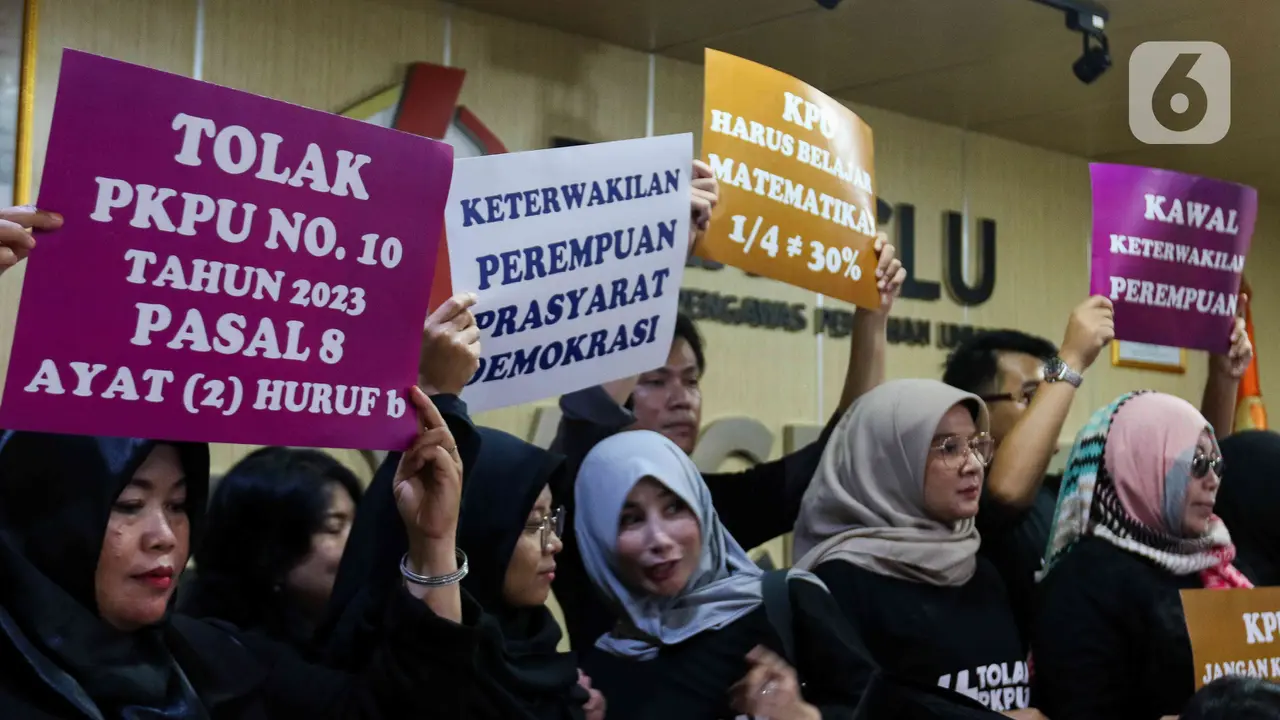 Aksi Masyarakat Peduli Keterwakilan Perempuan Tolak PKPU Nomor 10 Pasal 8 di Bawaslu