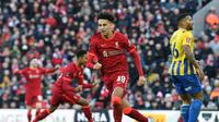 Sriker muda Liverpool Kaide Gordon mencetak gol ke gawang Shrewsbury Town pada laga babak ketiga Piala FA 2021/2022 di Anfield, Minggu (9/1/2022). (AFP/Paul Ellis)