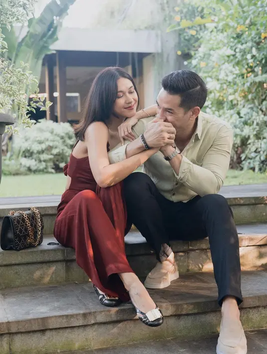 Keduanya tampil serasi dengan outfit couple yang stylish. [Foto: IG/andrew.white._/nanamirdad_].