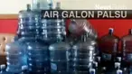 Polisi menangkap RAS (33), seorang pengusaha isi ulang air mineral ukuran galon. RAS terbukti menjual air mineral kemasan galon dengan bahan baku air sumur 