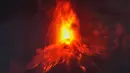 Lava mengalir keluar dari kawah Gunung Berapi Fuego, seperti yang terlihat dari San Juan Alotenango, Guatemala, Selasa, 4 Agustus 2026. (AP Photo/Moises Castillo)