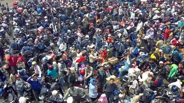 6 Potret Jadul Suasana Mudik Berbagai Moda Transportasi di Indonesia, Bikin Nostalgia.