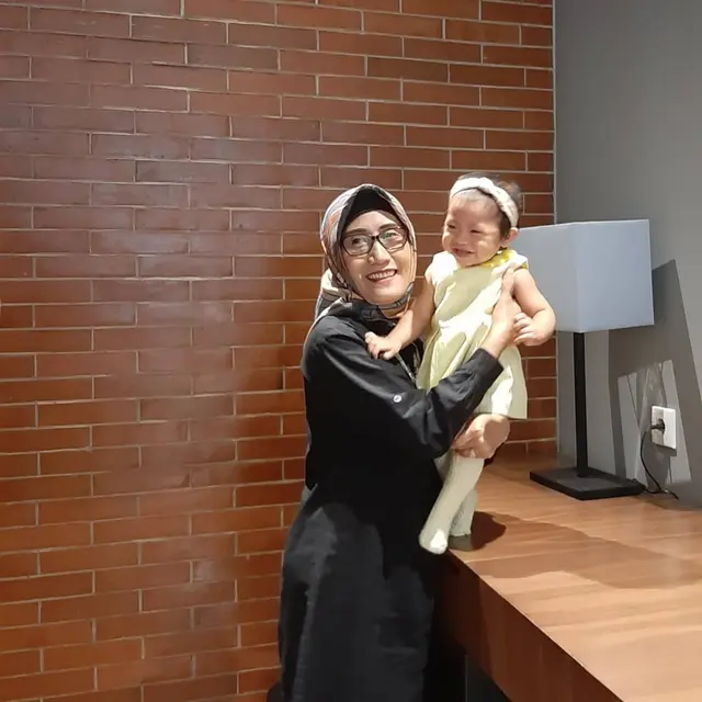Jadi Cucu Kesayangan, Ini 6 Momen Alea Anak Raditya Dika Bareng Neneknya