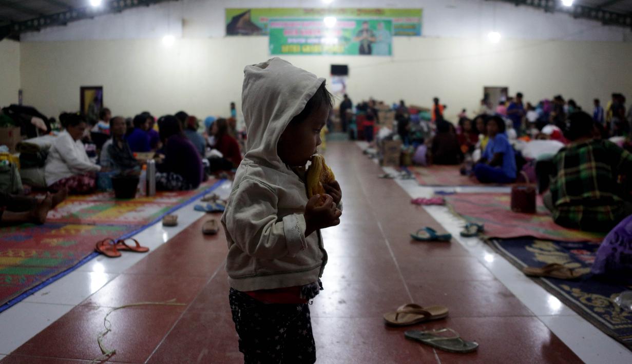  Salah satu bocah yang berada di pengungsian Sinabung, Desa Batu Karang, Medan, Sabtu (4/7/2015). Sebanyak 1254 jiwa dari desa Gursinayan sudah mengungsi selama 1 bulan. (Liputan6.com/JohanTallo)