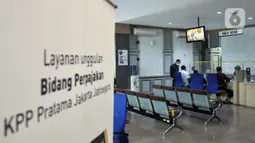 Suasana pelayanan pajak di Kantor KPP Pratama Jakarta Jatinegara, Matraman, Jakarta Timur, Kamis (21/7/2022). Lewat penerapan Nomor Induk Kependudukan (NIK) sebagai Nomor Pokok Wajib Pajak (NPWP) maka masyarakat kini cukup hanya dengan mengingat NIK. (merdeka.com/Iqbal S. Nugroho)