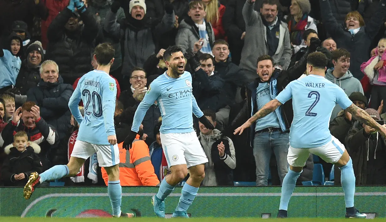 Pemain Manchester City, Sergio Aguero merayakan gol ke gawang Bristol City pada leg pertama semifinal Piala Liga Inggris di Stadion Etihad, Selasa (9/1). Tertinggal lebih dulu, City akhirnya menang 2-1 berkat gol Aguero di injury time. (Oli SCARFF / AFP)