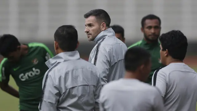 Pelatih Timnas Indonesia, Simon McMenemy, memberikan instruksi saat latihan. (Bola.com/M. Iqbal Ichsan)