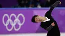 Atlet figure skating dari Amerika Serikat, Nathan Chen saat berlaga di final Olimpiade Musim Dingin 2018 di Gangneung Ice Arena, Korea Selatan (17/2). (AP Photo / David J. Phillip)