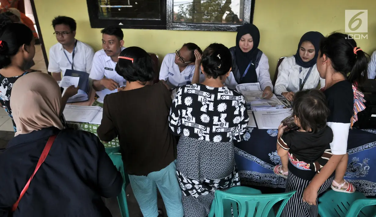 Petugas Dukcapil Jakarta Pusat melayani warga yang mengikuti Bina Kependudukan (Biduk) di Pal Putih, Kramat, Senen, Jakarta, Rabu (10/7/2019). Biduk melayani pembuatan Kartu Indonesia Anak (KIA) serta Akta Kelahiran, dan pembaharuan KTP. (merdeka.com/Iqbal Nugroho)