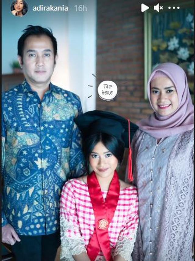 8 Momen Wisuda Online Siti Adira Kania, Ditemani Aldi Bragi dan Ikke Nurjanah