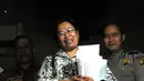 Wakil Ketua Balegda, Merry Hotma keluar dari Gedung KPK, Jakarta, Senin (18/4). Merry diperiksa sebagai saksi untuk M.Sanusi terkait kasus suap pembahasan Reklamasi Teluk Jakarta. (Liputan6.com/Helmi Afandi)