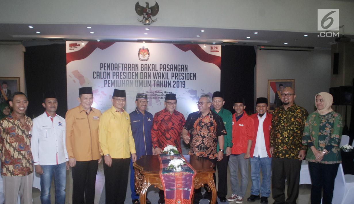 Ketua KPU Arief Budiman saat menyambut kedatangan 9 sekjen partai politik pendukung Jokowi di Kantor KPU, Jakarta, Selasa (7/8). Kedatangan 9 sekjen tersebut untuk berkonsultasi terkait pendaftaran Capres dan Wapres. (Merdeka.com/Iqbal S. Nugroho)