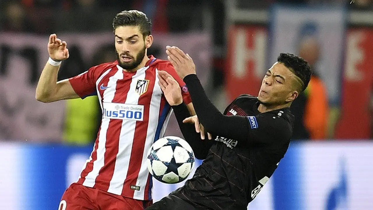 Gelandang Atletico Madrid Yannick Carrasco (kiri) dan bek Bayer Leverkusen Benjamin Henrichs menjadi dua pemain buruan Juventus. 
