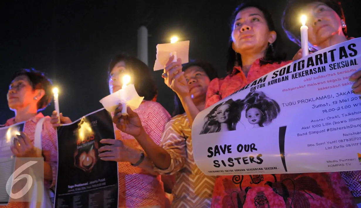 Sejumlah perempuan menyalakan lilin di Tugu Proklamasi, Jakarta, Jumat (13/5) Malam Solidaritas untuk Korban Kekerasan Seksual dilakukan sekaligus untuk memperingati 40 hari tragedi Wafatnya YY. (Liputan6.com/Helmi Afandi)