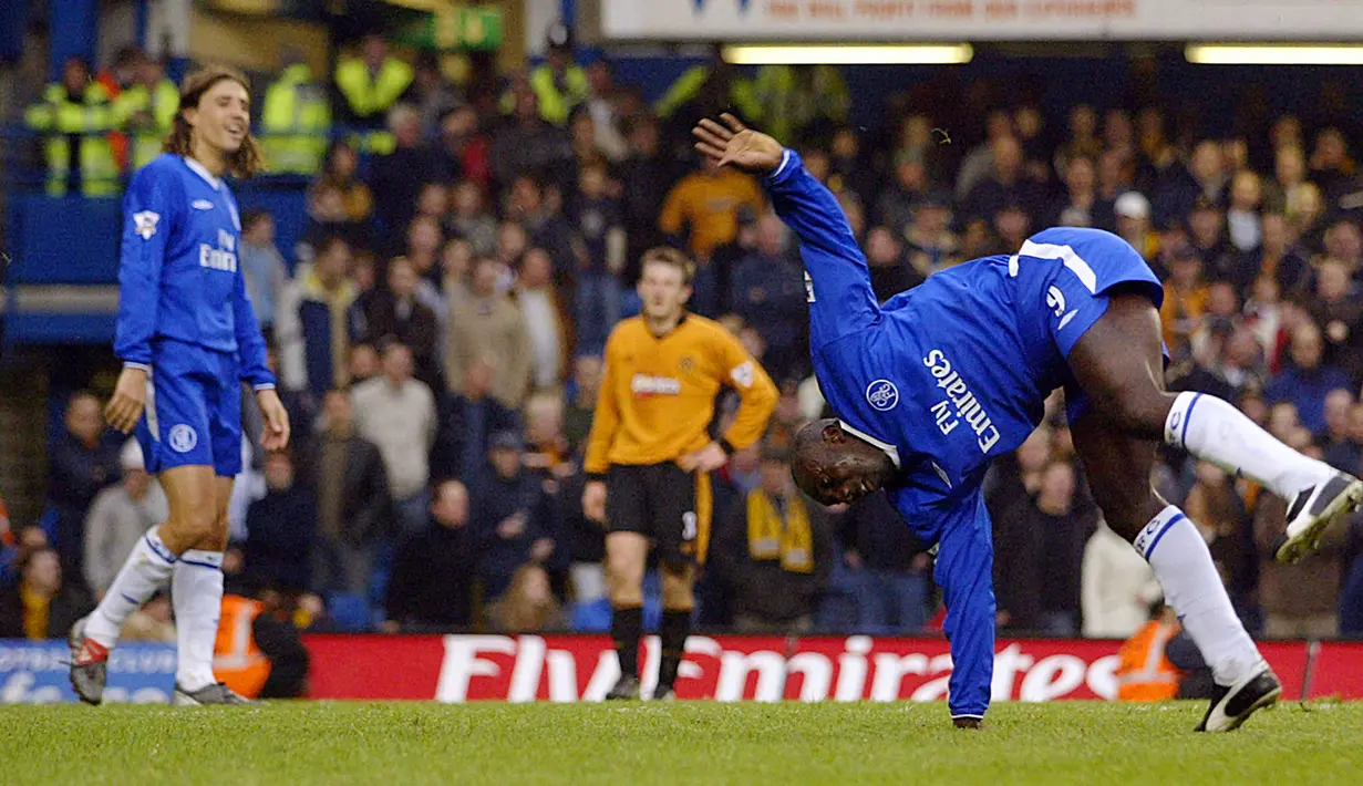 Jimmy Floyd Hasselbaink. Striker berusia 49 tahun yang pensiun di Cardiff City Juli 2008 ini mencetak 3 gol Chelsea sebagai pemain pengganti ke gawang tamunya Wolverhampton. Momen itu terjadi di pekan ke-30 Liga Inggris 2003/2004, (27/3/2004) dimana Chelsea berhasil menang 5-2. (AFP/Jim Watson)