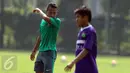 Pemain Timnas Indonesia U-22, Osvaldo Haay (kiri) mengusap wajah usai mencetak gol ke gawang Persita saat laga uji coba di Lapangan SPH Karawaci, Tangerang, Selasa (25/4). Timnas Indonesia U-22 unggul 2-1. (Liputan6.com/Helmi Fithriansyah)