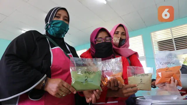 Sejumlah penyintas bencana Palu saat praktik mengolah kelor