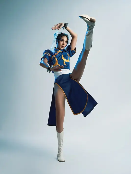 Melengkapi busana Chun-Li, Anya Geraldine kenakan boots putih yang tinggi [@anyageraldine]