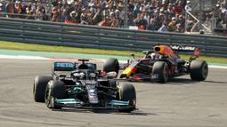 Mengawali balapan dari posisi pole, Verstappen harus disalip oleh Lewis Hamilton pada tikungan pertama. Pembalap Mercedes tersebut, terus mempertahankan posisi pertamanya di lap-lap awal balapan. (AP/Eric Gay)