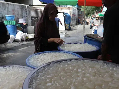 Pembeli melihat kolang kaling di Tanah Abang, Jakarta, Kamis (24/5). Kolang kaling tersebut di jual per kilo seharga Rp 13 ribu dan menjadi buah khas saat Ramadan. (Liputan6.com/Angga Yuniar)