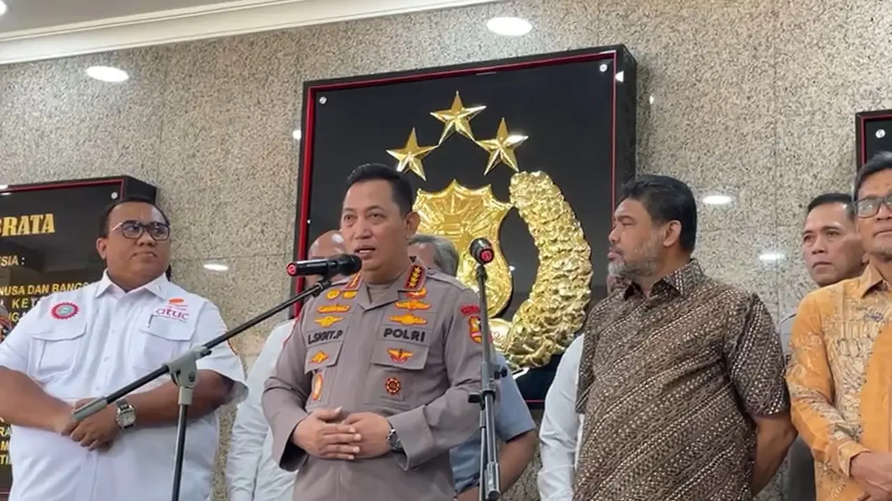 Kapolri Jenderal Listyo Sigit Prabowo usai menerima audiensi dengan perwakilan serikat buruh, di Mabes Polri, Jumat (1/11/2024).