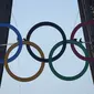 Cincin Olimpiade terlihat di Menara Eiffel, Paris pada Jumat (7/6/2024). (AP Photo/Michel Euler)