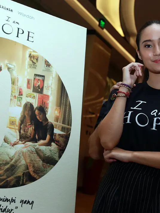 Dalam film ini, kekasih dari aktor Herjunot Ali ini berperan sebagai gadis penderita kanker yang berjuang untuk hidup. (Deki Prayoga/Bintang.com)