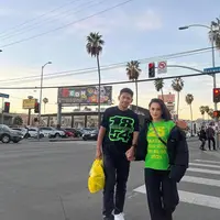 Berpose di jalan raya kota Los Angeles, Ririn dan Ibnu tampil serasi dengan streetstyle. Keduanya mengenakan kaos yang dipadu celana panjang. @ririnekawati.