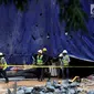 Bangunan proyek Apartemen Pakubuwono Spring 3 yang ambruk ditutupi terpal di Jalan Teuku Cut Nyak Arief, Jakarta, Rabu (27/12). Pihak pengawas proyek mengevakuasi korban luka ke Rumah Sakit Medika Permata Hijau. (Liputan6.com/JohanTallo)