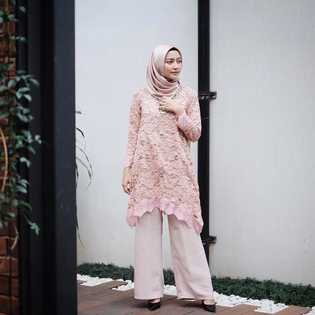 Memakai dress dengan bahan lace juga bikin busana hijab kamu makin spesial. (sumber foto: @megaiskanti/instagram)