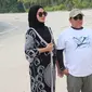 Bupati Pulau Taliabu Aliong Mus bersama sang istri, Zahra Yolanda.