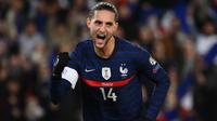 Adrien Rabiot. Gelandang tengah berusia 27 tahun ini kini tengah menjalani musim ke-4 bersama Juventus sejak didatangkan dari PSG pada awal musim 2019/2020. Musim ini ia telah tampil dalam 14 laga di semua ajang bersama Juventus dengan torehan 5 gol. Bersama Timnas Prancis ia telah mengoleksi 29 caps dengan torehan 2 gol dan 1 assist sejak melakukan debut pada 15 November 2016. (AFP/Franck Fife)