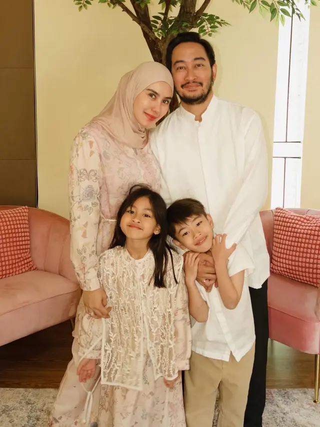 Syahna Sadiqah Saat Iduladha 2026 pakai baju pastel. [@syahnazs]