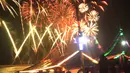 Pengunjung menyaksikan pesta kembang api saat malam Tahun Baru 2019 di Pantai Lagoon, Ancol, Jakarta, Selasa (1/1). Ancol menyajikan pesta kembang api musikal sepanjang 600 meter di bibir pantai dalam menyambut Tahun Baru 2019. (Merdeka.com/Iqbal Nugoho)