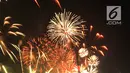 Pengunjung menyaksikan pesta kembang api saat malam Tahun Baru 2019 di Pantai Lagoon, Ancol, Jakarta, Selasa (1/1). Ancol menyajikan pesta kembang api musikal sepanjang 600 meter di bibir pantai dalam menyambut Tahun Baru 2019. (Merdeka.com/Iqbal Nugoho)