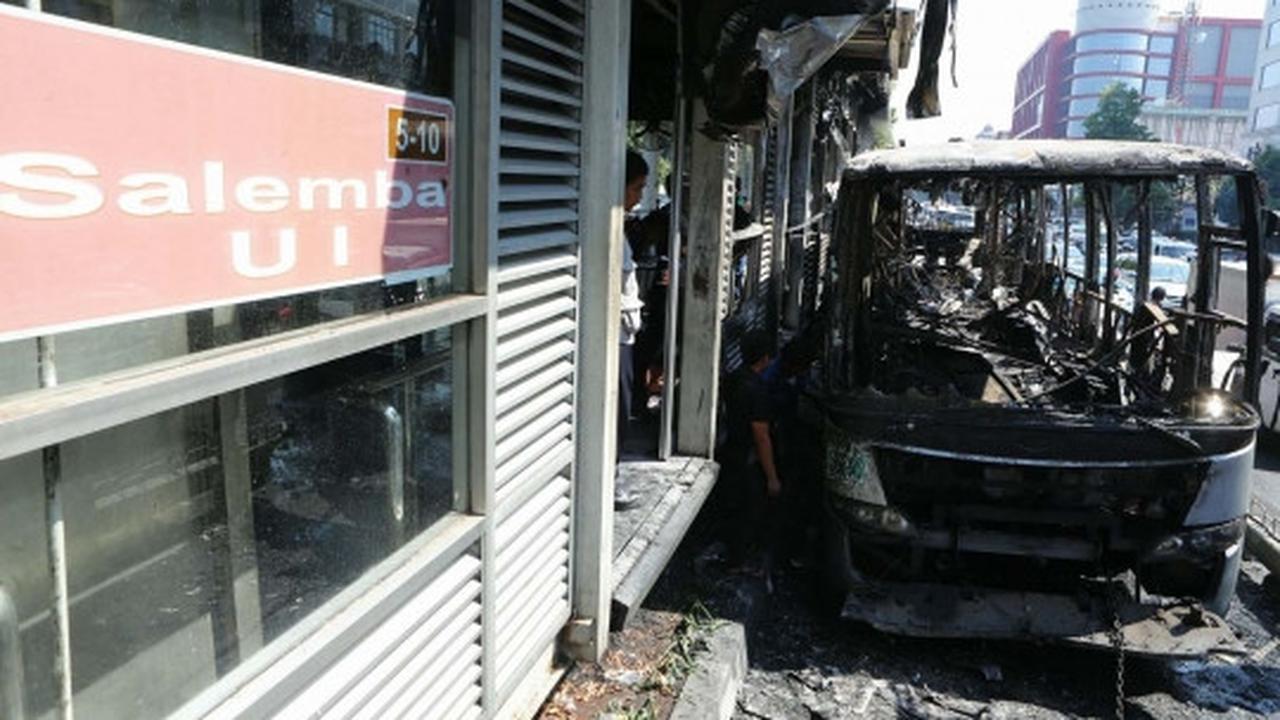 Ini kondisi Transjakarta terbakar di Salemba, tinggal rangkanya saja