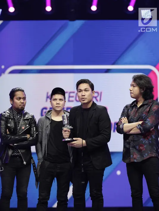 Band Armada menerima penghargaan Group Band Paling Ngetop di ajang SCTV Music Awards 2018 di Studio Emtek, Jakarta, Selasa (27/4). SCTV Music Awards 2018 adalah ajang penghargaan bagi para musisi tanah air. (Liputan6.com/Faizal Fanani)