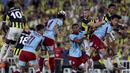 Sejumlah pemain Fenerbahce berebut bola dengan pemain Feyenoord dalam laga leg kedua putaran ketiga kualifikasi Liga Champions 2025/2026 di Fenerbahçe Sükrü Saracoglu Sport Complex, Istanbul, Turki, Selasa (12/08/2025) waktu setempat. (AP Photo/Huseyin Yavuz)