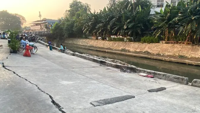 Dicor Hari Ini, Retak Lagi Esok: Lingkaran Setan Warga Jalan Amblas Pulo Gadung