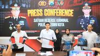 Polisi Tunjukkan barang bukti kasus video porno sejoli di Kediri (Dok: Antara)